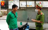 Công an Hà Nội tuần tra, lập biên bản xử phạt người không đeo khẩu trang